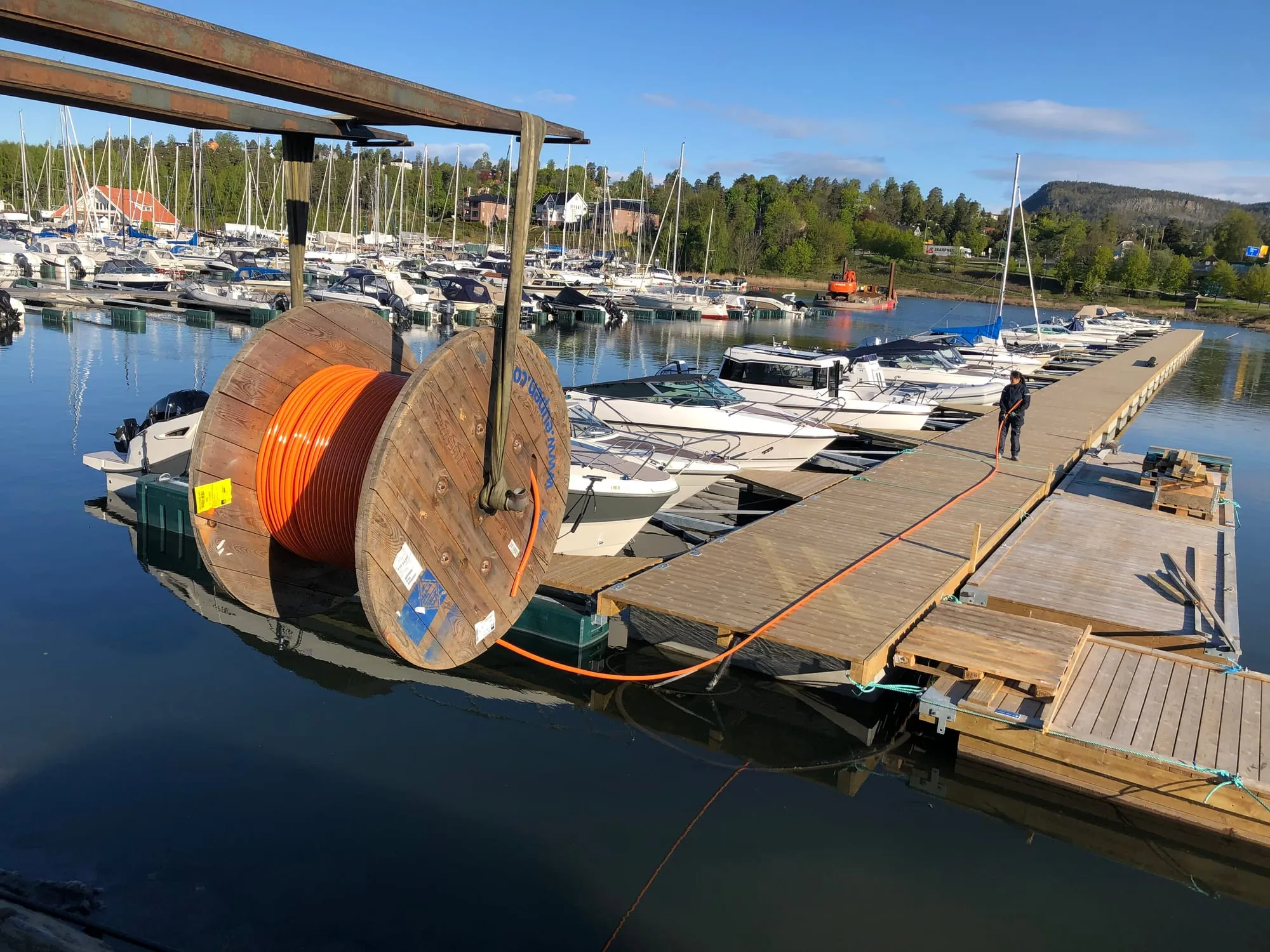Kabling og oppgradering på brygger